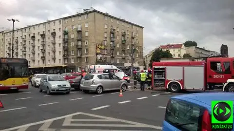 Zignorował światła, zderzył się z dwoma autami i skuterem