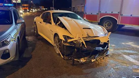 Zderzenie na Targówku: mocno rozbite maserati