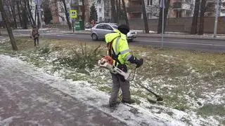 Koszenie śniegu na Bemowie 