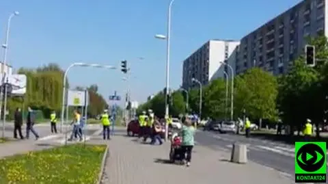 "Ilu policjantów potrzeba do kierowania ruchem? 12". Ale tylko na szkoleniu