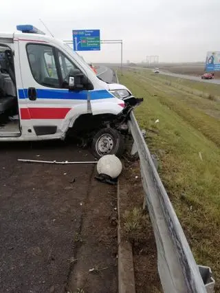 Bus zderzył się z karetką pogotowia