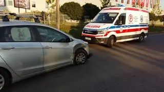 Kierowca samochodu zablokował torowisko po zderzeniu z innym autem