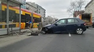 Auto uderzyło w barierki na Grochowskiej