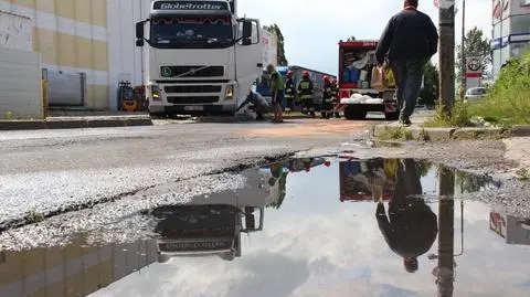 Zahaczył zbiornikiem o krawężnik. Wyciekło 100 litrów paliwa