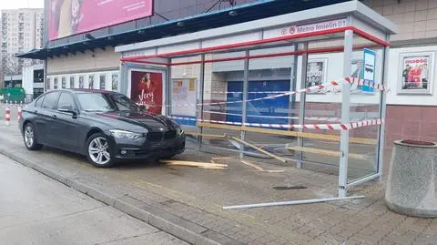 Wjechał w nastolatka na przystanku. Prokuratura zakończyła śledztwo 