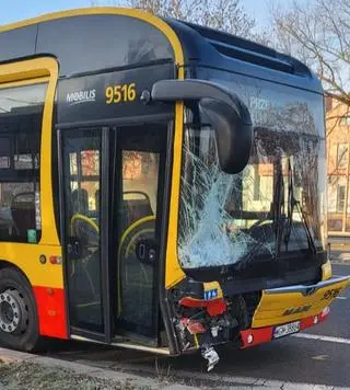 Kolizja z udziałem autobusu miejskiego w Raszynie 