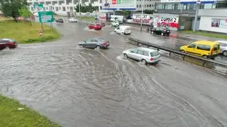 Podmyta jezdnia w okolicy mostu Poniatowskiego