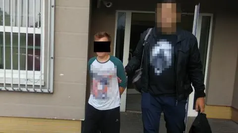 Policja: ekspedient wkładał ręce pod spódniczki nastolatek