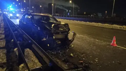 Samochód osobowy uderzył w pojazd służby drogowej 