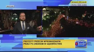 Uczestnicy demonstracji gromadzą się przed Sejmem