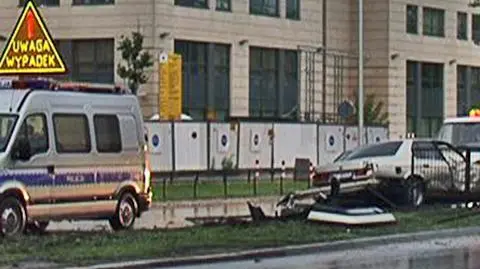 Skosił barierki, przejechał pas zieleni i uderzył w toyotę