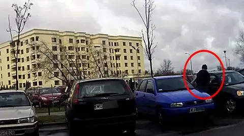 Kamera skierowana na parking. Po tym nagraniu zatrzymali dwie osoby