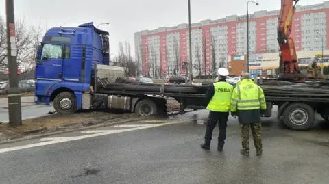 Tir utknął na pasie zieleni. Blokował wjazd na Trasę Łazienkowską