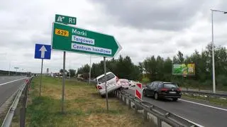 Skoda na barierkach przy trasie S8