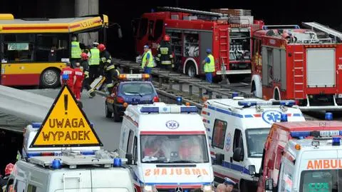 Autobus wypadł z drogi i zjechał ze skarpy