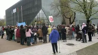 Religijna pikieta przed Muzeum Historii Żydów