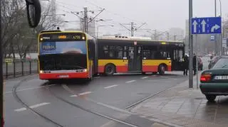 Zepsuty autobus na torowisku 