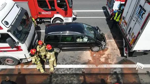 Auto osobowe "ściśnięte" między ciężarówkami