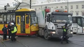 Zderzenie tramwaju i śmieciarki