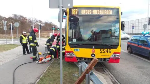 Autobus skosił znak i wjechał w bariery energochłonne