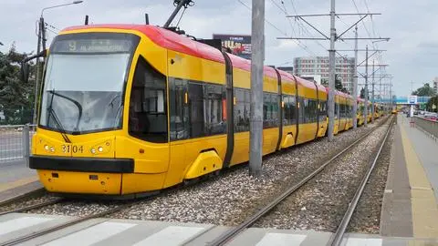 W alei Krakowskiej doszło do zderzenia samochodu z tramwajem