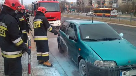 Fiat zapalił się w środku