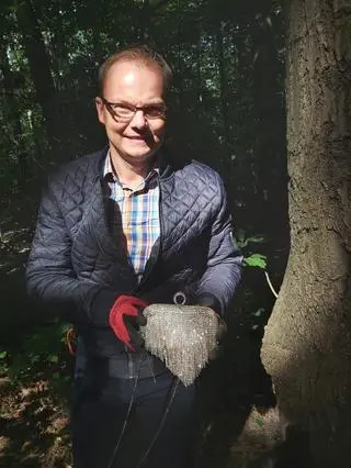 Burmistrz Bielan odkopał biżuterię w trakcie sprzątania Lasu Lindego