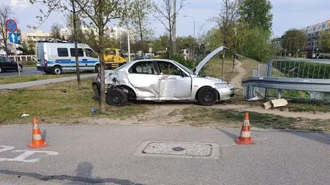 Uderzył w sygnalizator, wypadł ze skrzyżowania