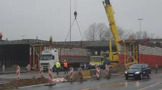 Drogowcy montują wiadukt nad Wisłostradą