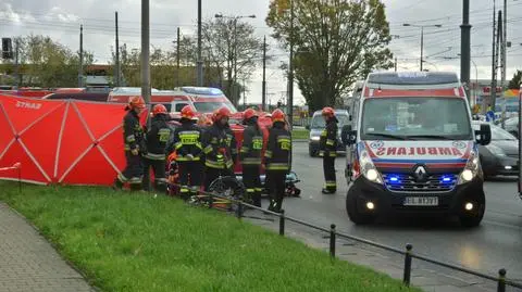 Zderzenie dwóch samochodów i rowerzysty. Potrzebna była reanimacja