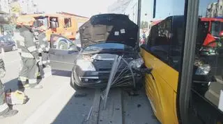 Renault wjechało w tramwaj