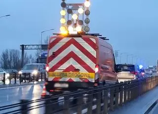 Samochód porzucony na moście Grota-Roweckiego