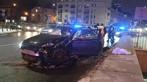 Uciekał przed policją, rozbił się na barierze. "Był pod wpływem alkoholu i kokainy"