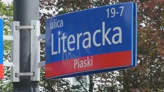 Samochody uszkodzono na parkingu przy Literackiej 