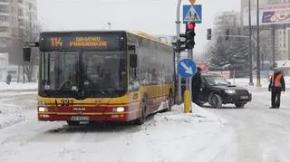 Autobus zablokował skrzyżowanie