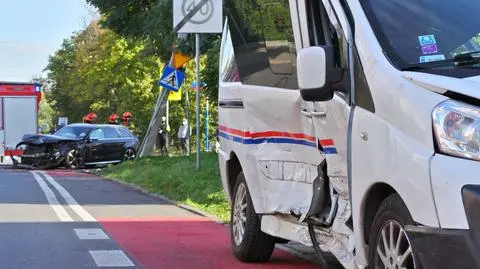 Po kolizji z samochodem bus przewrócił się i uderzył w betonowy słup