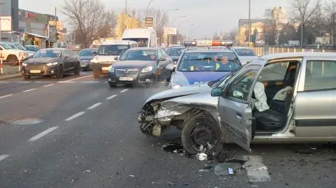 Wypadek na Powsińskiej. Kobieta w szpitalu