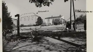 Zaznaczono również stos zwłok (Leichenstapel) i rozmieszczenie karabinów maszynowych (Maschinengewehr) podczas egzekucji.