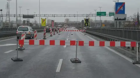 Zwężona trasa AK w rejonie węzła Modlińska. Budują estakadę