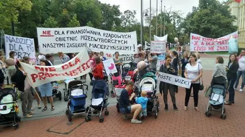 Protest matek w Alejach Ujazdowskich. Z pustymi wózkami i butelkami