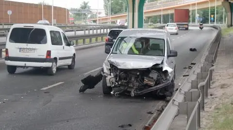 Rozbił się na barierkach przy wjeździe na Trasę Siekierkowską