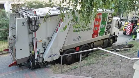 Droga zapadła się pod śmieciarką