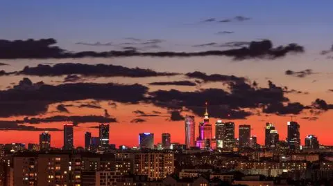 "Czerwony księżyc nad Warszawą". Wyjątkowe zdjęcia fotografa