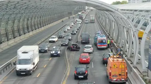 Zderzenie trzech aut na Trasie AK. Jedna osoba ranna