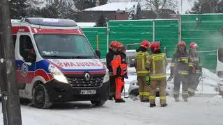 Dwa samochody wpadły do wykopu na budowie metra