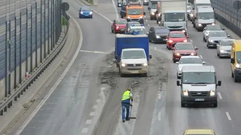 Beton wylał się z wywrotki. Dwa pasy S8 były zablokowane