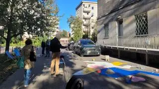 Część malunku namalowano obok jego auta