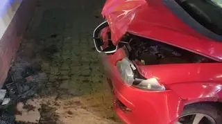 Kierowca seata uderzył w ścianę sklepu
