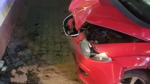 Kierowca seata uderzył w ścianę sklepu