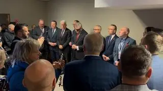 Zwolennicy Grzegorza Brauna modlą się na korytarzu